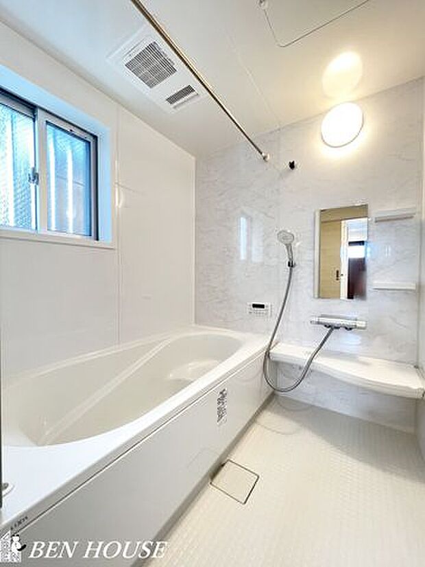 浴室（同仕様参考写真） ・広々バスルームでリラックスタイムを楽しめます。オートバスでお好きな時間に温かいお風呂に入れます。