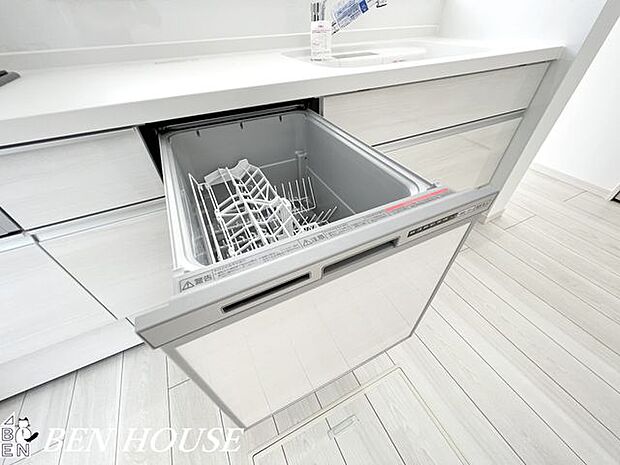 自動食器洗浄乾燥機(同仕様参考写真)・食器洗いの時間を短縮する自動食器洗浄乾燥機。高温洗浄で衛生的に仕上がり、家事の時短と手荒れ軽減に役立ちます。