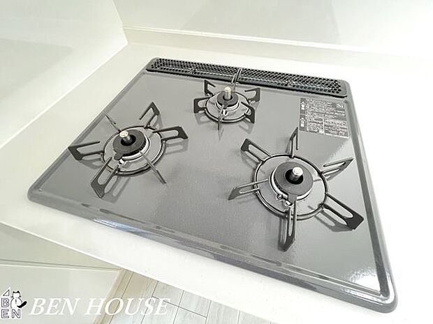 コンロ(同仕様参考写真)・三口＋グリル付きの万能コンロで、日常の調理からおもてなしまで幅広く対応。収納や動線と合わせて使いやすさを重視した設計です。