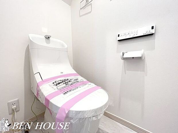 トイレ(同仕様参考写真)・シンプルで上質な仕上げのトイレは、清潔感のある室内照明と動線に配慮した配置が魅力。毎日のケアがしやすく快適に過ごせます。