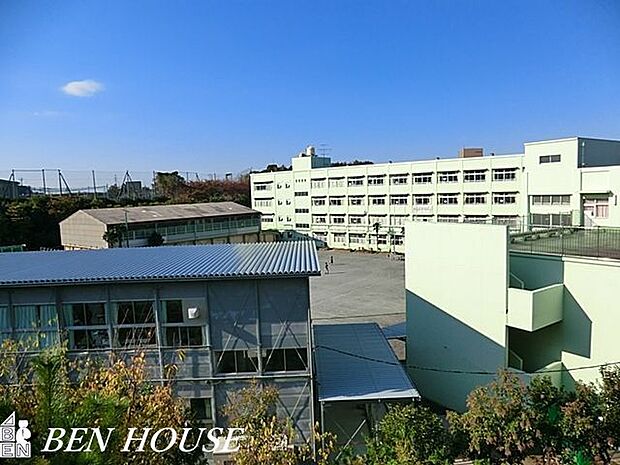 横浜市立篠原西小学校 徒歩9分。教育施設が近くに整った、子育て世帯も安心の住環境です。 700m