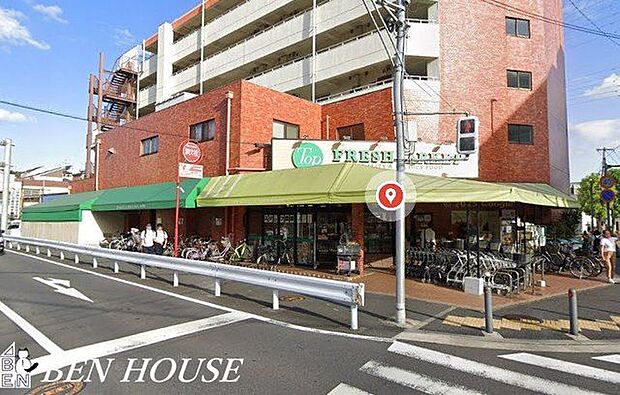 トップフレッシュマーケット岸根店 徒歩9分。駅からの帰りにお買い物も可能です。 700m