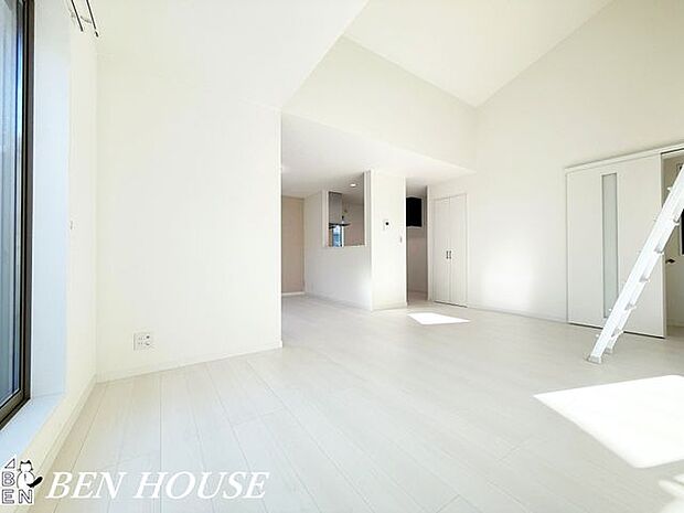 リビング・視界が広がるレイアウトのリビングは、余裕ある設計が静かな時間を育み、落ち着いた暮らしをイメージしやすい上質な空間です。