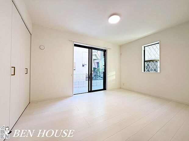 寝室・大きな窓のある寝室は太陽の光で起床も出来るのですっきり朝を迎えられそうです。大きなカーテンも楽しめます！