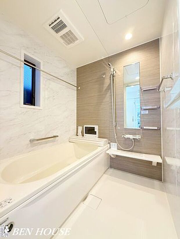 浴室・ゆっくりリラックスタイムを楽しめるバスルーム。広々としているのでお子様との入浴にもゆとりの広さがあります。