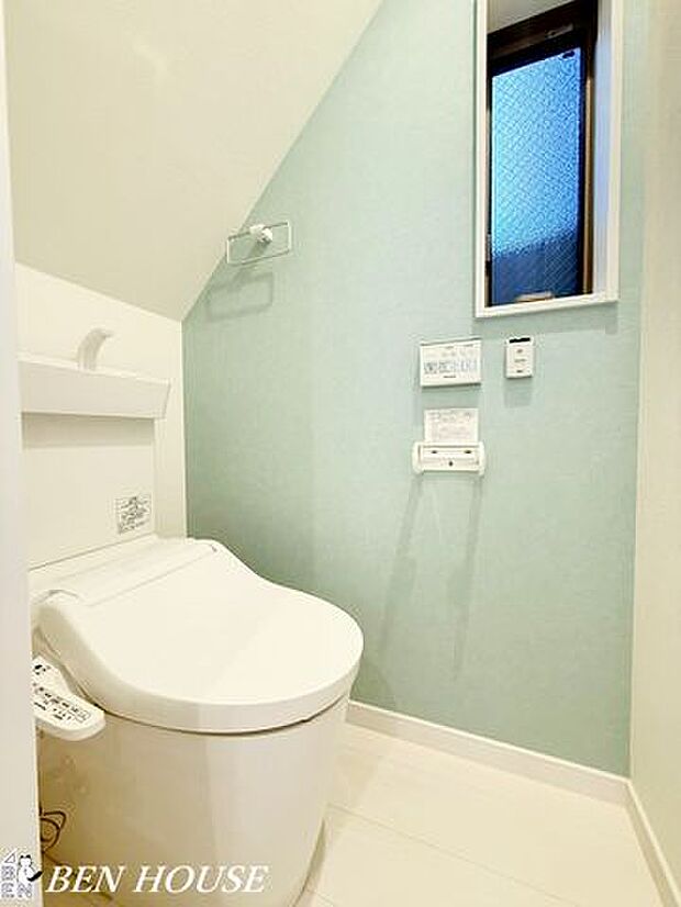 トイレ・トイレットペーパーの使用回数を減らせる温水洗浄便座付きトイレ。年中温かく、季節を問わず快適に座ることができます。