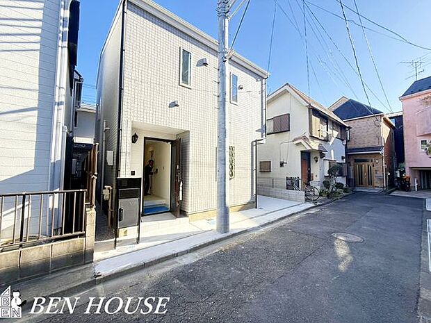 外観・自然光に映える優しい色味の外壁。上質でありながら温かみを感じる、心安らぐ外観デザインです。