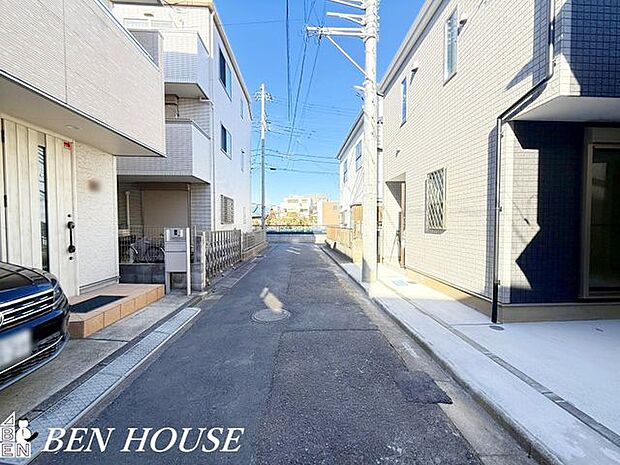 前面道路含む外観・前面道路は車の通りが少ない静かな通りで、窓を開けても心地よい静けさが保たれます。公園や学校が近く子育て世代にもおすすめです。