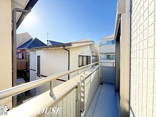 眺望・視界が開けたバルコニーは朝の陽ざしが心地よく差し込み、洗濯物も乾きやすく日常の利便性と眺めの楽しさを両立します。