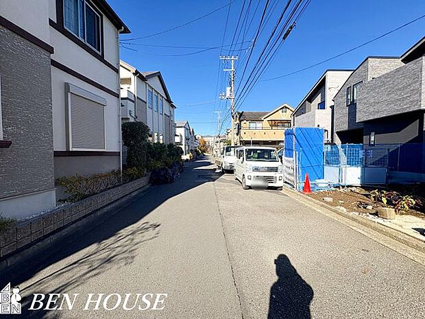 前面道路含む外観・前面道路が穏やかな通行量で、落ち着いた住環境が広がります。周辺の雰囲気もゆったりしており、毎日の移動が負担なく過ごせる安心感のある立地です。