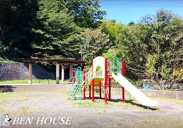 宮谷西公園 徒歩9分。四季の移ろいを感じる緑豊かな住環境です。 700m