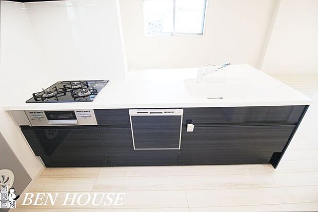 キッチン（同仕様参考写真）・広々としたキッチンは効率よくお料理が出来ます。家族でお料理も楽しめそうです。