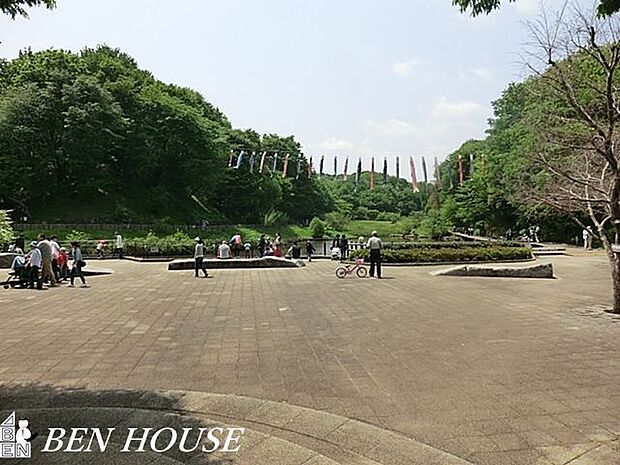 四季の森公園 徒歩14分。園内は美しく整備され、四季を通じて美しい花が溢れています。 1120m