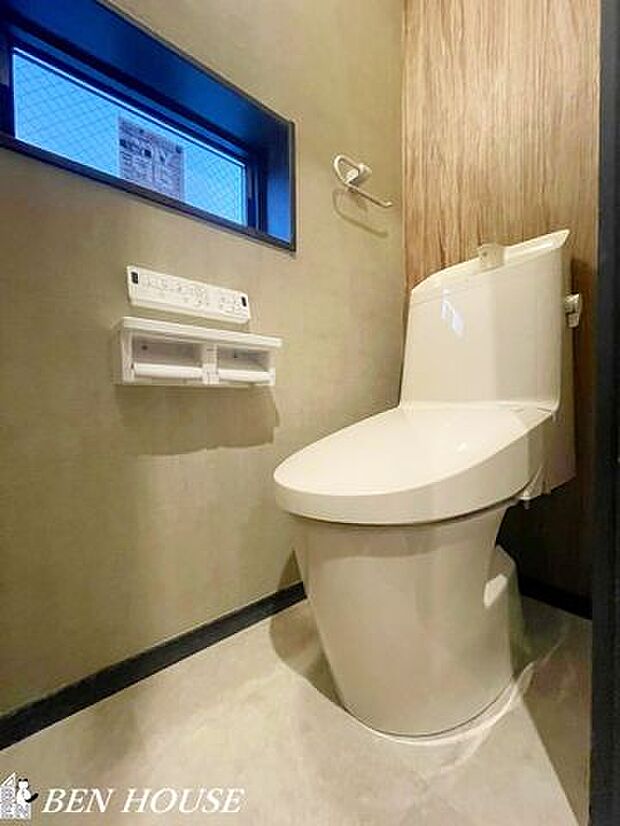 トイレ・温水洗浄便座を備えたトイレで、快適さと清潔さを両立。明るい色調の内装が清潔感を高め、リラックスできる時間を大切にします。