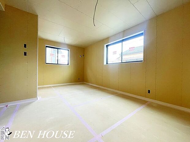 リビング・広々としたリビングは、食事や団らんなど家族の中心に。自然光が心地よく差し込み、開放感あふれる空間です。