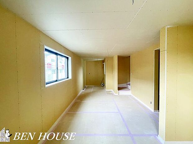 リビング・開放感あふれるリビングは、家具の配置がしやすい広さと動線設計で毎日の暮らしを快適に。穏やかな色調がくつろぎの時間を上質に演出します。