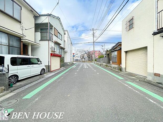 前面道路含む外観・静かな前面道路に面した閑静な住まい。周囲は低層住宅が中心で日当たりや風通しにも恵まれ、ゆったりとした日常が期待できます。