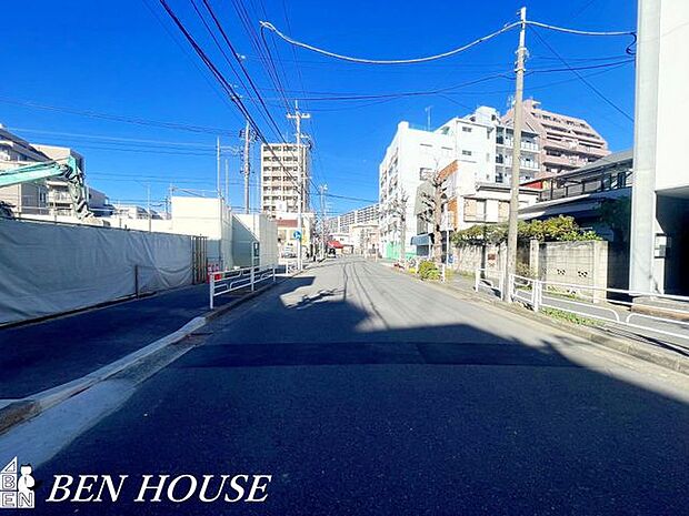 前面道路含む外観・交通量が少なく静かで落ち着いた住環境。車の出し入れもスムーズで、安心して暮らせる住宅です。