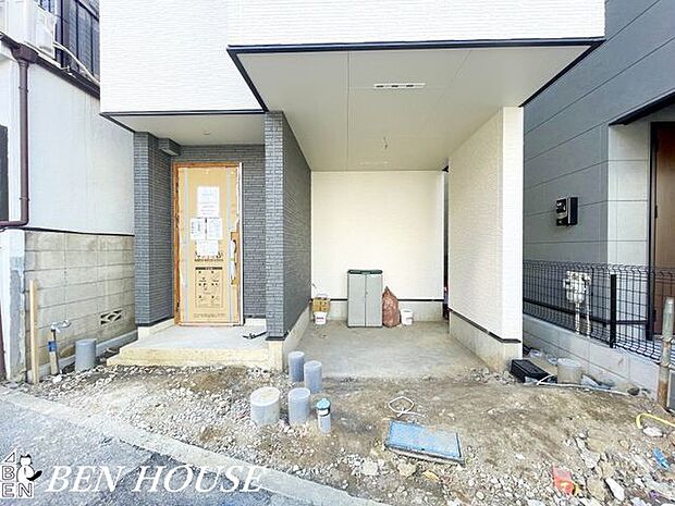 カースペース・前面道路からのアクセスが良いカースペース付き。通勤やお買い物の負担が軽減され、忙しい朝夕も余裕をもって過ごせます。