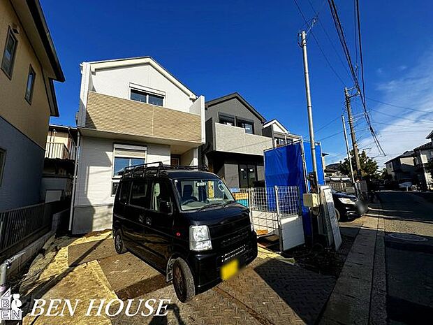 前面道路含む外観・ゆとりある前面道路に面した開放感溢れるお住まいです。見通しの良い前面道路でお車の駐車もしやすいです。