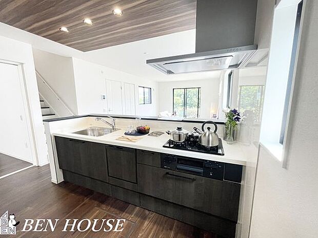 キッチン(同仕様参考写真)・広々としたキッチンは効率よくお料理が出来ます。家族でお料理も楽しめそうです。