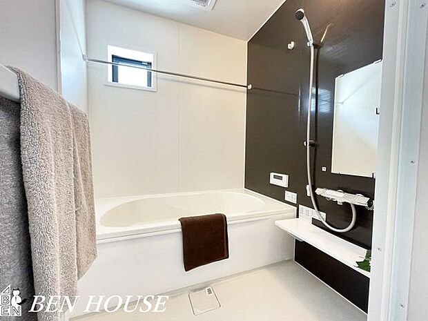 浴室(同仕様参考写真) ・広々バスルームでリラックスタイムを楽しめます。オートバスでお好きな時間に温かいお風呂に入れます。