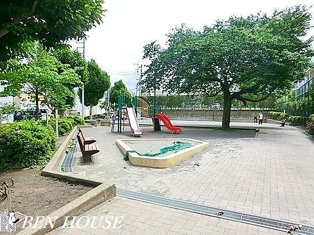 本宿町第二公園 徒歩7分。天気のいい日はお弁当を持ってきて、ピクニック気分も楽しめます。 550m