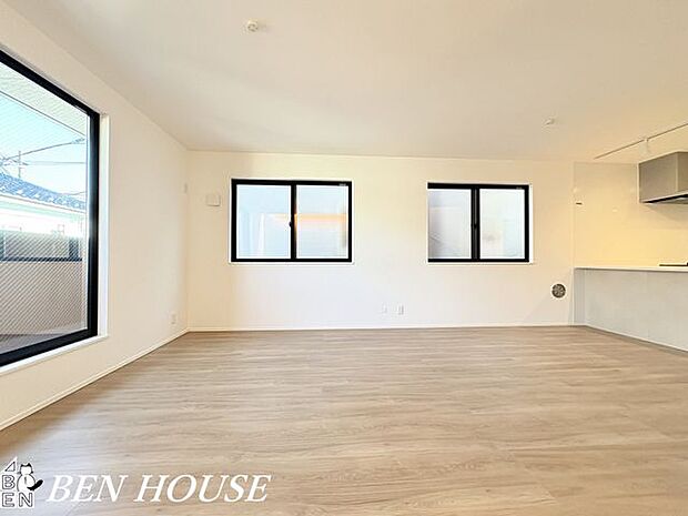 リビング・開放感あふれるリビングは、家具の配置がしやすい広さと動線設計で毎日の暮らしを快適に。穏やかな色調がくつろぎの時間を上質に演出します。