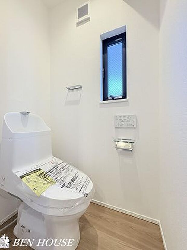 トイレ・温水洗浄便座を備えたトイレで、快適さと清潔さを両立。明るい色調の内装が清潔感を高め、リラックスできる時間を大切にします。