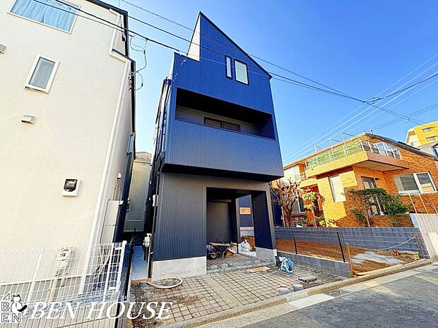 外観・緑道や公園が点在し、気分転換がしやすい立地です。静かな雰囲気に寄り添う外観が、ご家族の時間を穏やかに包みます。