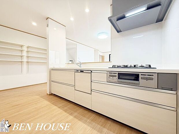 キッチン(同仕様参考写真)・収納力豊富なシステムキッチン。浄水器内蔵ハンドシャワー水栓付きで片付けやお手入れもラクラクです。