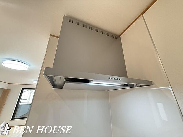 レンジフード・キッチンにレンジフードがあると、お料理の匂いも気になりにくく、リビングでも快適に過ごせます。