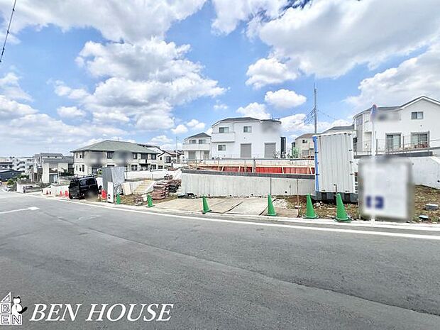 外観・広々とした前面道路に面した陽当たり良好な分譲地です。