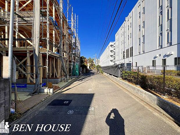 前面道路含む外観・周囲の住宅と落ち着いた街並みを保ち、車の出し入れや荷物の積み下ろしがしやすい住宅です。