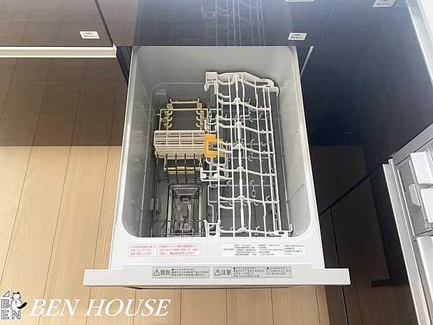 自動食器洗浄乾燥機(同仕様参考写真)・手洗いでは落ちにくい油汚れも高温洗浄でしっかり除去。後片付けの負担を減らし衛生的な食卓を支えます。