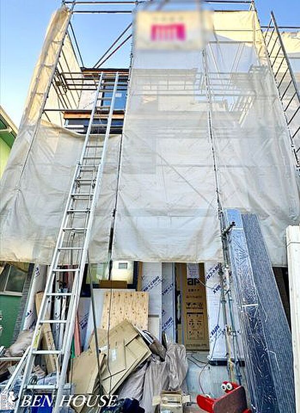 外観・周囲の景色と調和する落ち着いた佇まいの戸建。耐久性に配慮した素材選定とメンテナンスしやすい外構で、安心して長く暮らせる外観設計です。