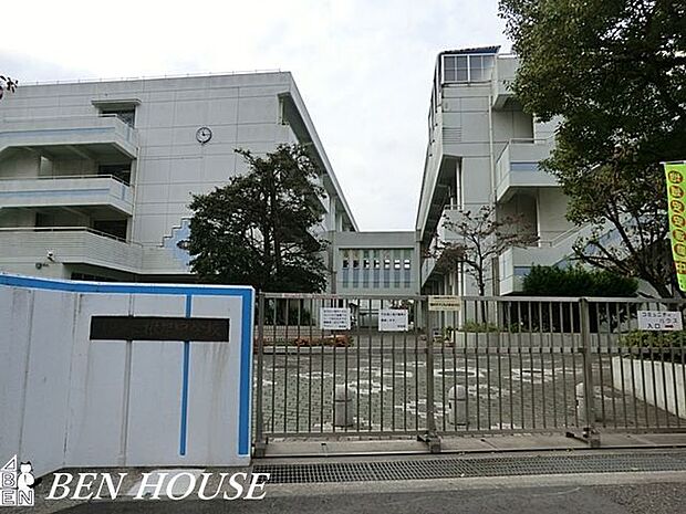 横浜市立根岸中学校 徒歩11分。部活動帰りの帰宅も安心の距離です! 840m