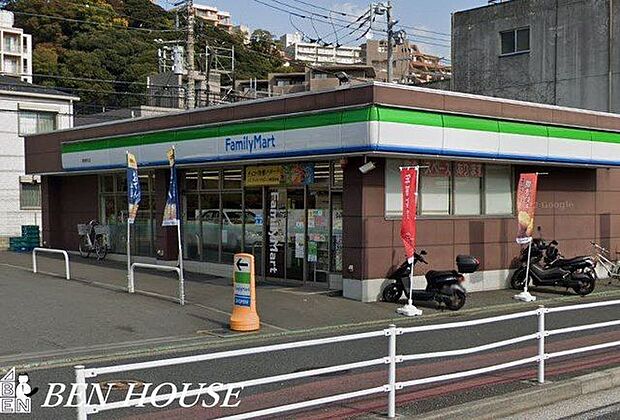 ファミリーマート根岸駅北店 徒歩1分。時間がない時にさっと寄れて便利なコンビニ。 60m