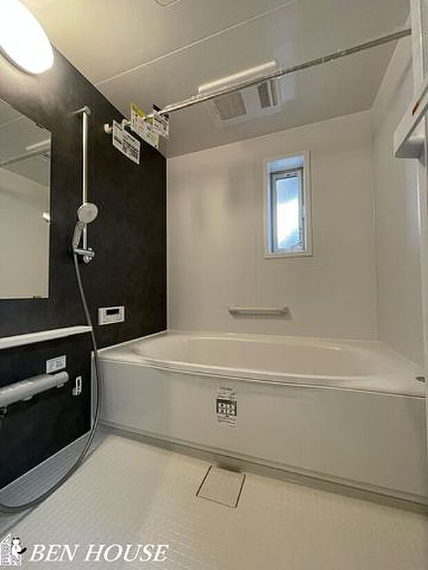 浴室(同仕様参考写真) ・広々バスルームでリラックスタイムを楽しめます。オートバスでお好きな時間に温かいお風呂に入れます。