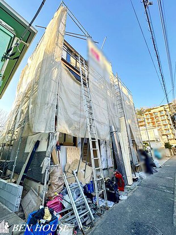 外観・シンプルながらも洗練された外観デザイン。明るい色合いが季節の移ろいに映える、上品な住まいです。