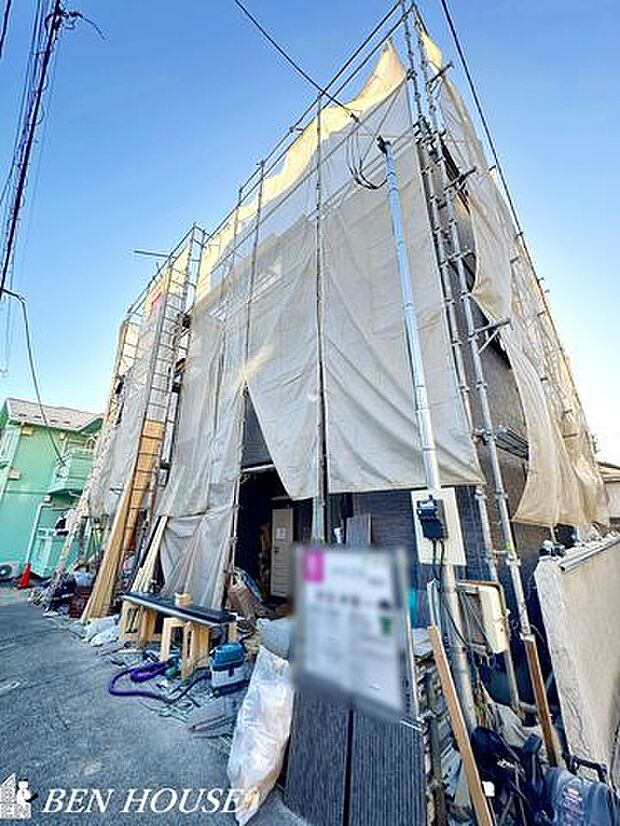 前面道路含む外観・通行量が少ない前面道路により、静かな雰囲気を保ちやすい住まいです。穏やかな街並みと調和し、生活のストレスを減らす心地よい環境が広がります。