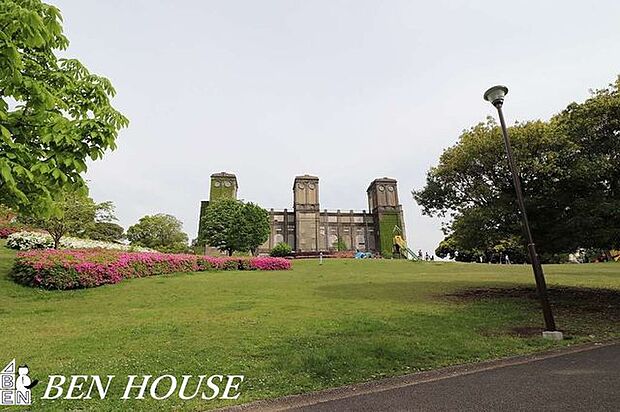 根岸森林公園 徒歩12分。樹々に囲まれた気持ちのよい公園です。 930m