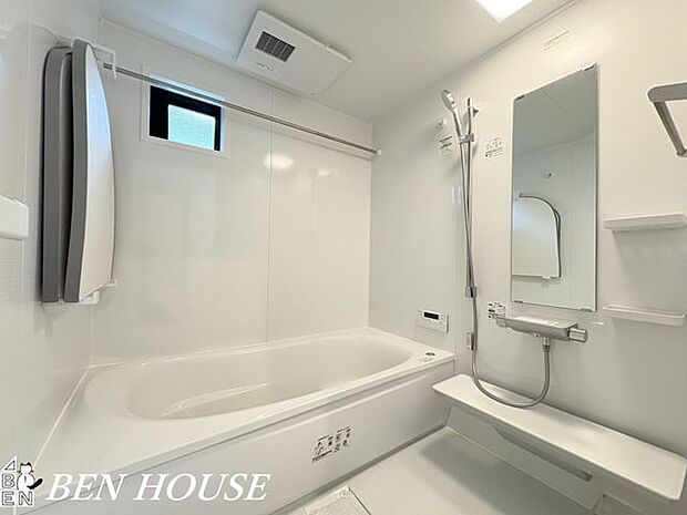 浴室（同仕様参考写真） ・広々バスルームでリラックスタイムを楽しめます。オートバスでお好きな時間に温かいお風呂に入れます。