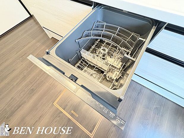 自動食器洗浄乾燥機(同仕様参考写真)・高温乾燥機能で水滴をしっかり除去し清潔に保つ食器洗浄機。忙しい毎日に嬉しい家事時短アイテムです。