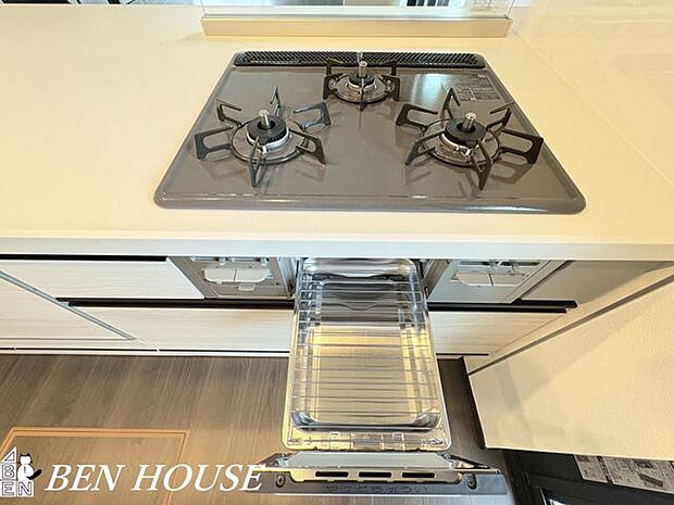 コンロ(同仕様参考写真)・使い勝手の良い3口コンロで調理がスムーズ。温度調節がしやすく時短調理が叶うため毎日の献立作りが楽しくなります。