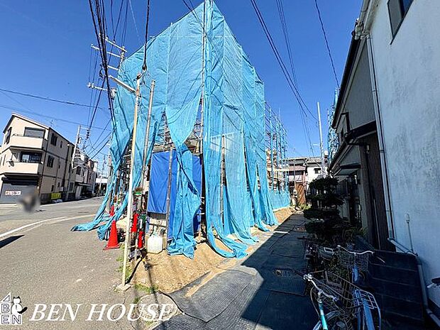 前面道路含む外観・前面道路が見通しよく感じられるので、車の出入りがしやすい点が特徴です。周囲の環境も落ち着いており、日々の時間をゆるやかに過ごしやすい立地となっています。