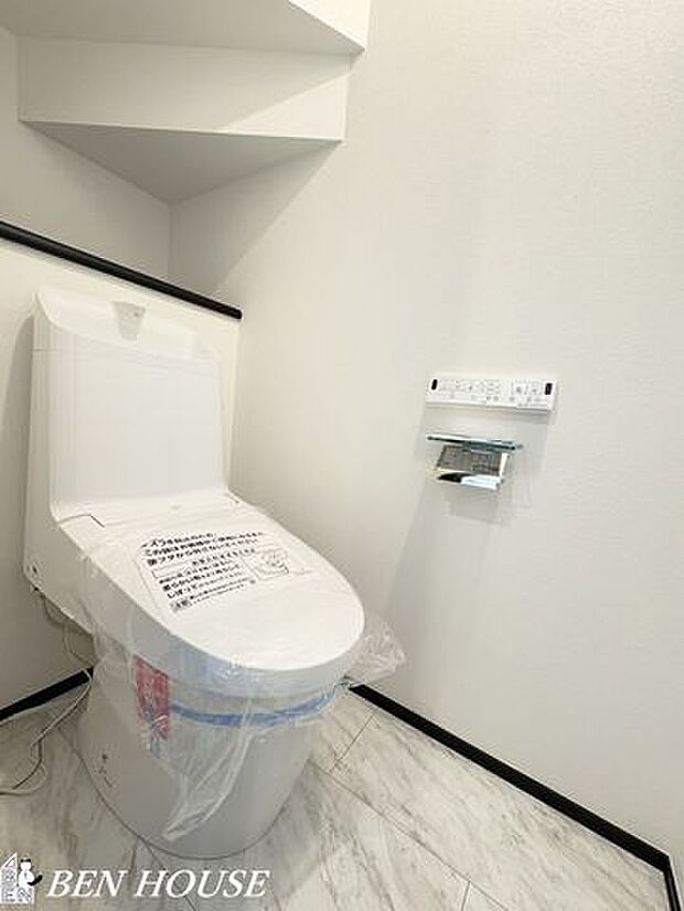 トイレ(同仕様参考写真)・コンパクトながら使いやすいレイアウトのトイレ。手洗い器や収納を備え、毎日の身支度がスムーズに整う清潔で心地よい空間です。