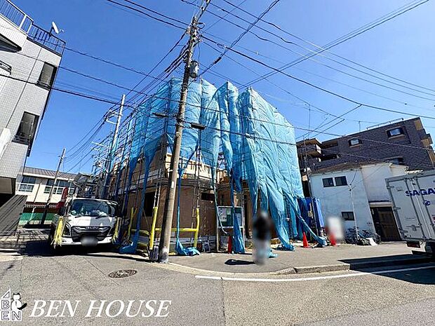 前面道路含む外観・前面道路の幅が確保されているため、車や自転車の動きがスムーズで日常の移動が快適になります。穏やかな街並みが広がり、落ち着いた環境を実感できそうです。