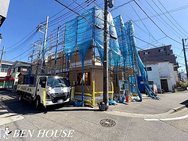 ビルドインガレージ・住宅内に設けたビルトインガレージで、濡れずに乗り降りできる快適さ。収納や作業スペースとしても使える利便性が魅力です。