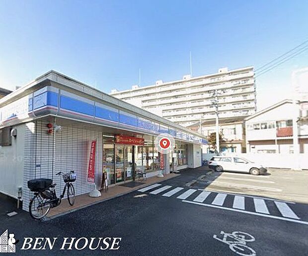 ローソン鶴見市場上町店 徒歩1分。お出かけ前やお帰りの立ち寄りにも便利なコンビニ。 40m